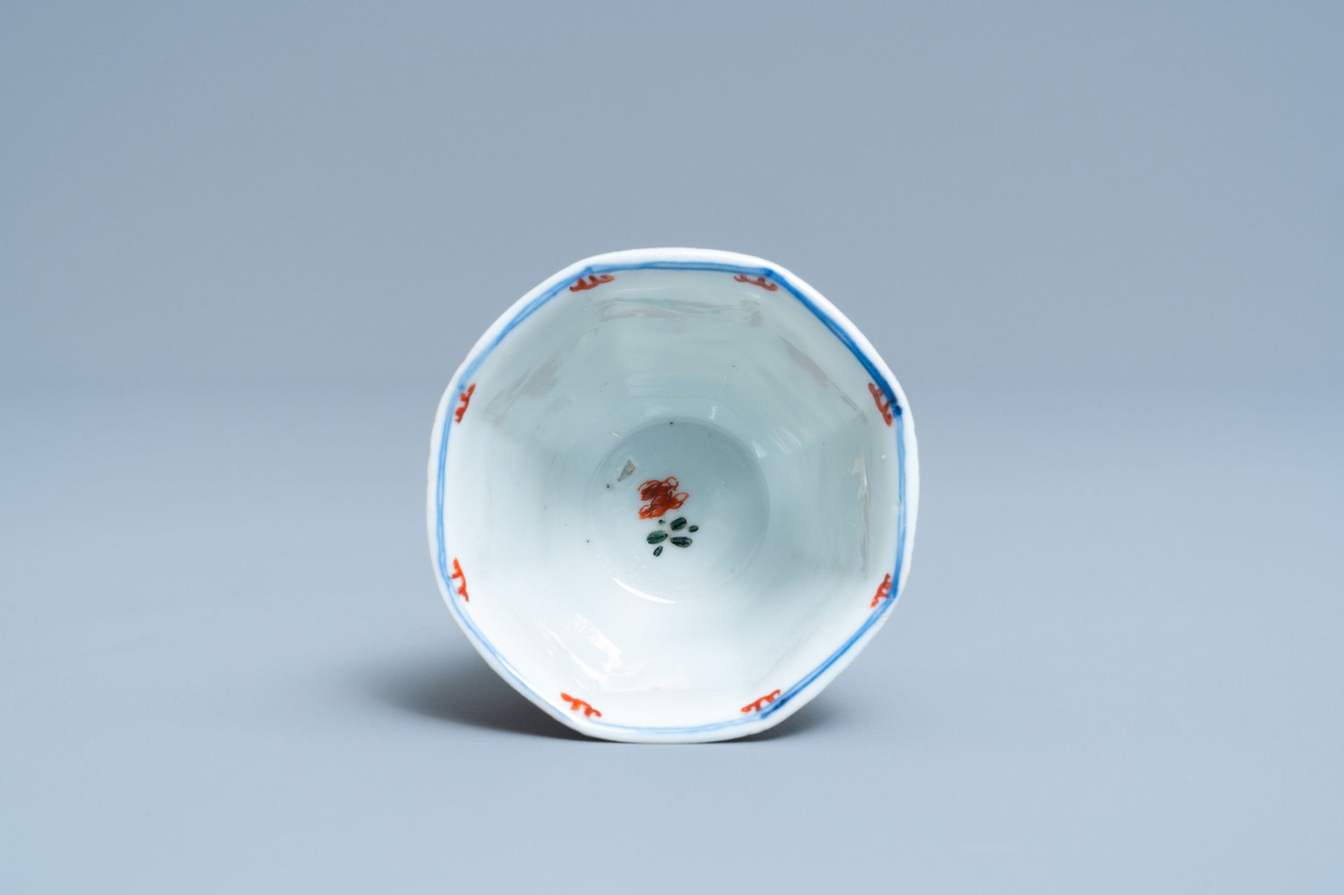 A Chinese octagonal famille verte stem cup, Kangxi - Image 6 of 7