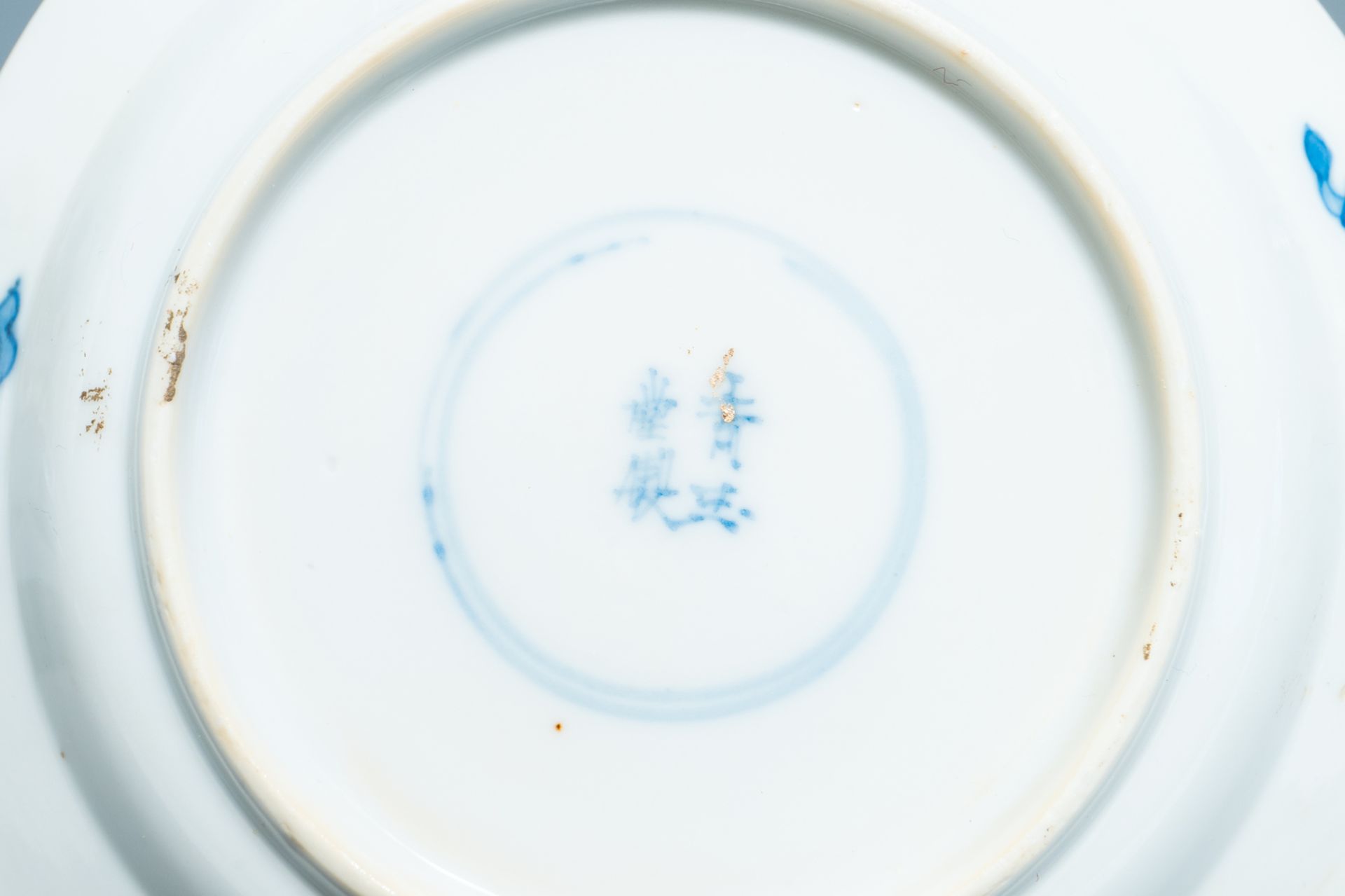 Six small Chinese blue and white 'Long Eliza and boys' plates, Kangxi - Bild 5 aus 9