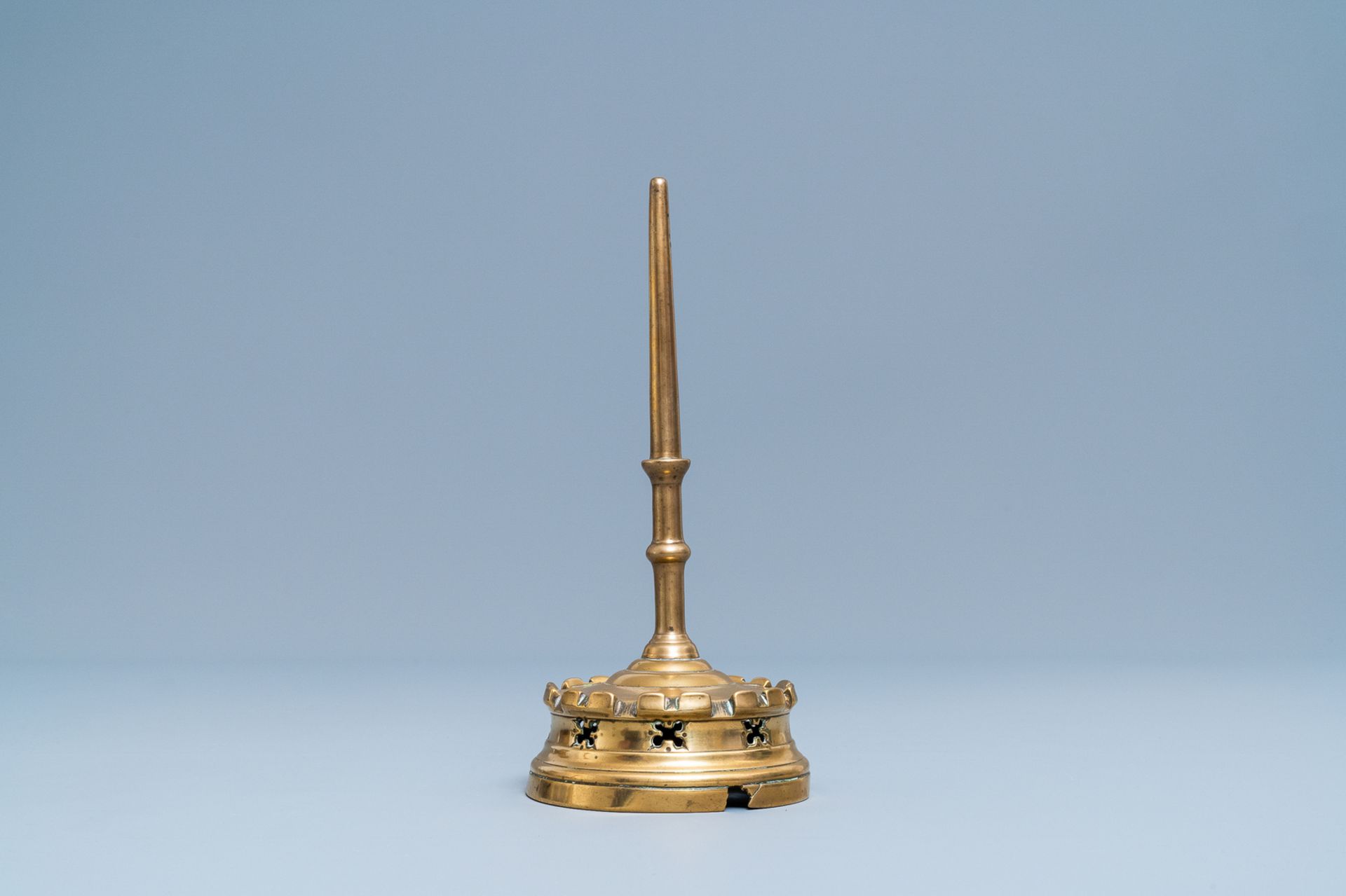 A Flemish or Dutch bronze candlestick, 14/15th C. - Bild 4 aus 6