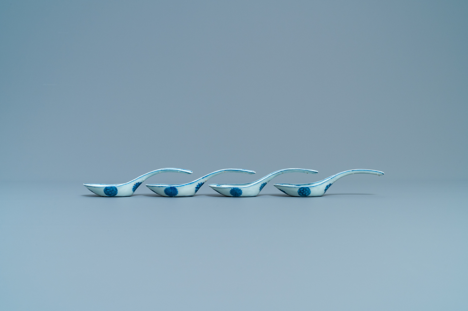 Four Chinese pierced blue and white spoons, 19/20th C. - Image 3 of 4
