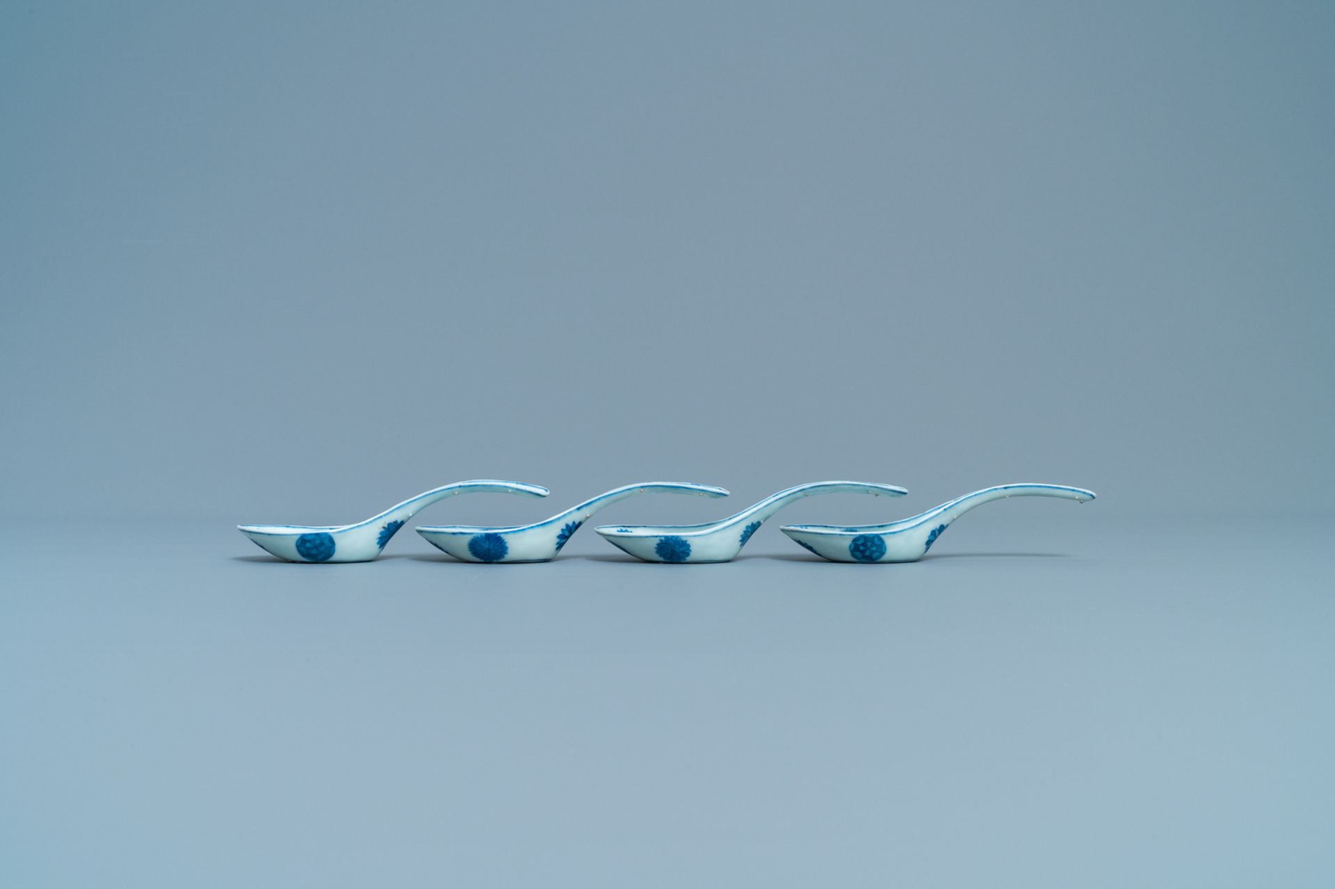 Four Chinese pierced blue and white spoons, 19/20th C. - Image 3 of 4