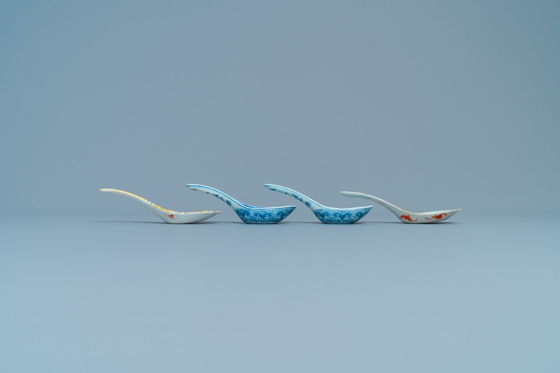 Four Chinese blue and white and famille rose spoons, 19th C. - Image 4 of 4