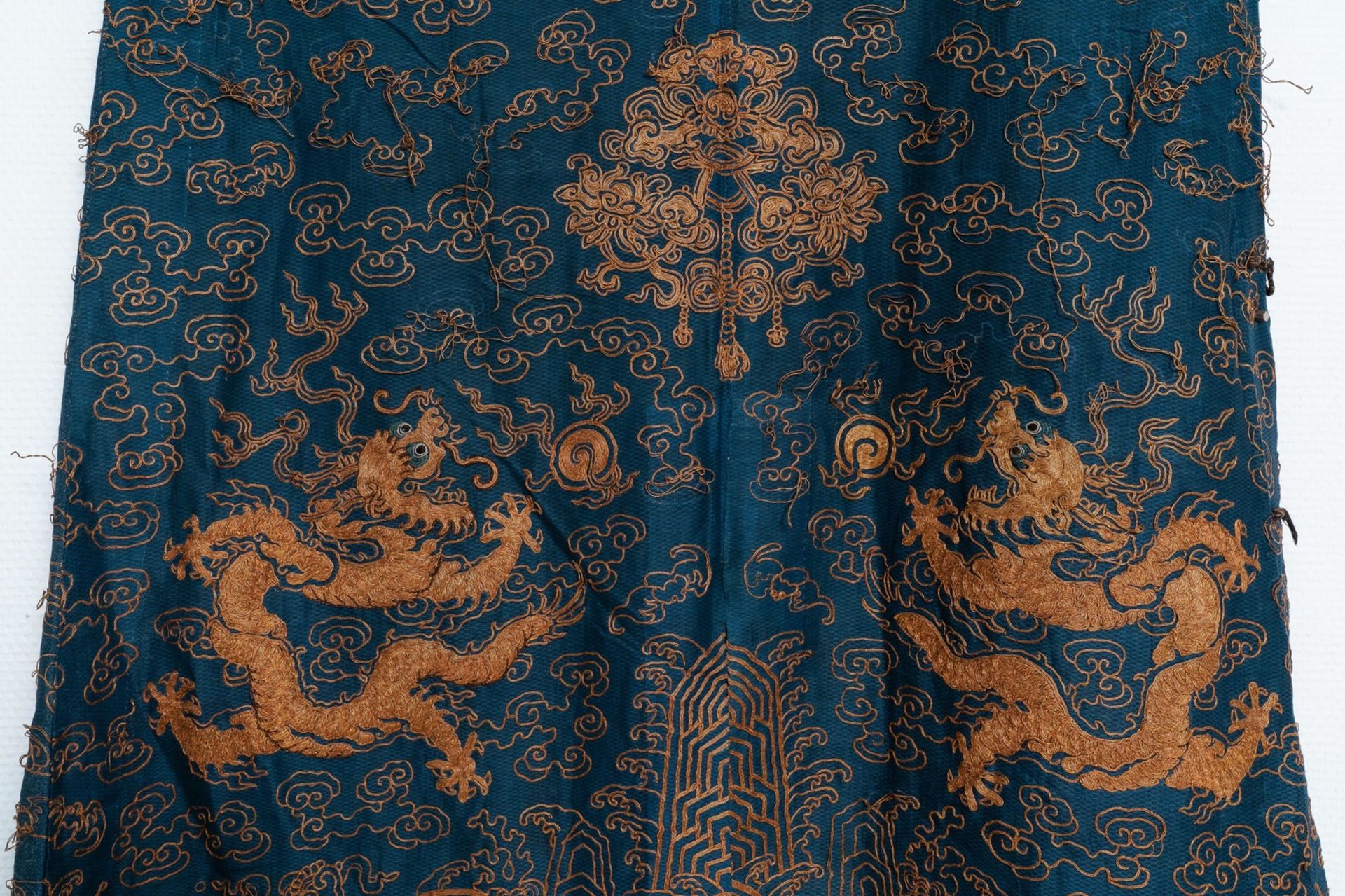 A Chinese gold-thread embroidered summer robe, 19th C. - Bild 10 aus 13