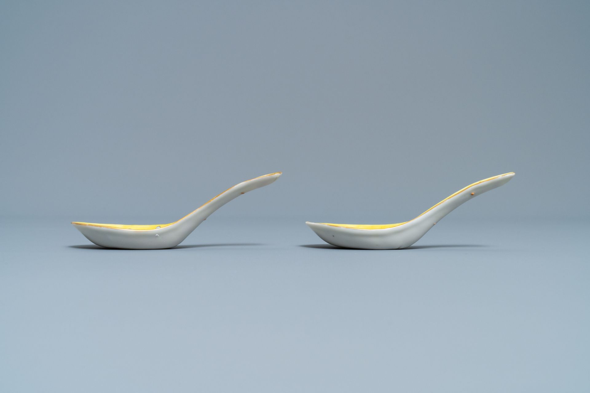 A pair of Chinese famille rose yellow-ground spoons, Guangxu mark and of the period - Bild 4 aus 6
