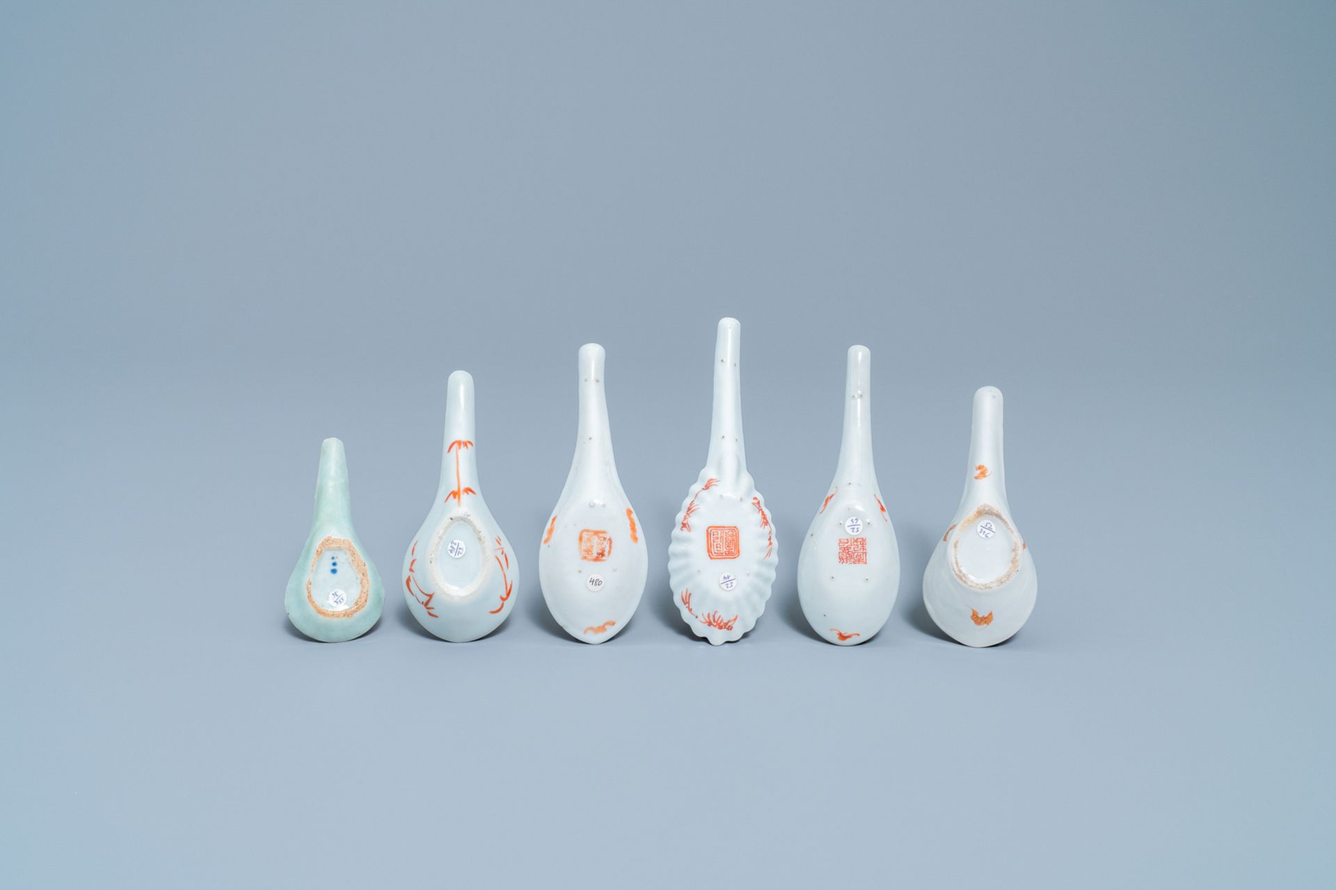 Six various Chinese porcelain spoons, 19/20th C. - Bild 4 aus 6