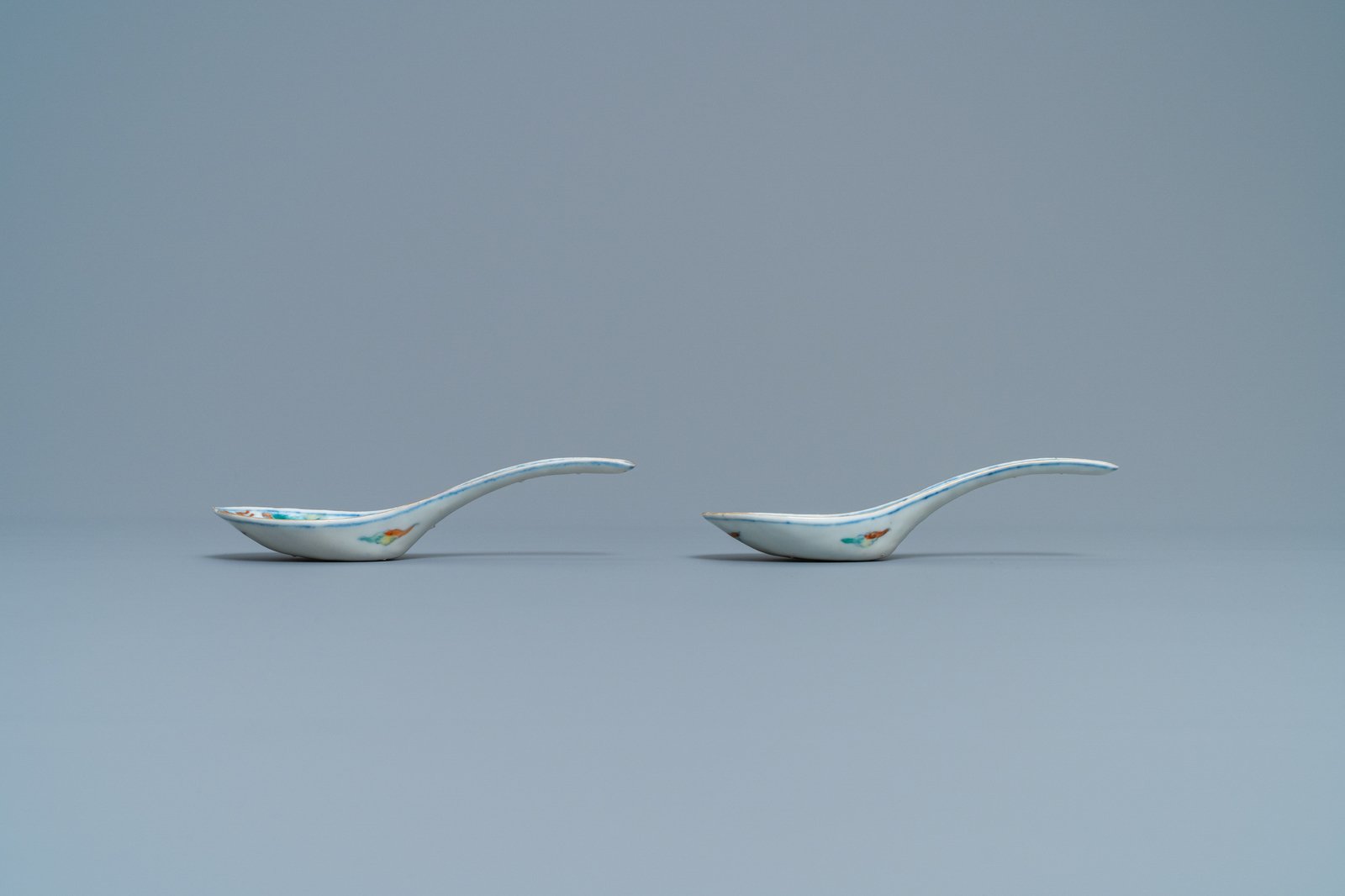 A pair of Chinese doucai 'dragon and phoenix' spoons, Chenghua mark, 19th C. - Image 3 of 6