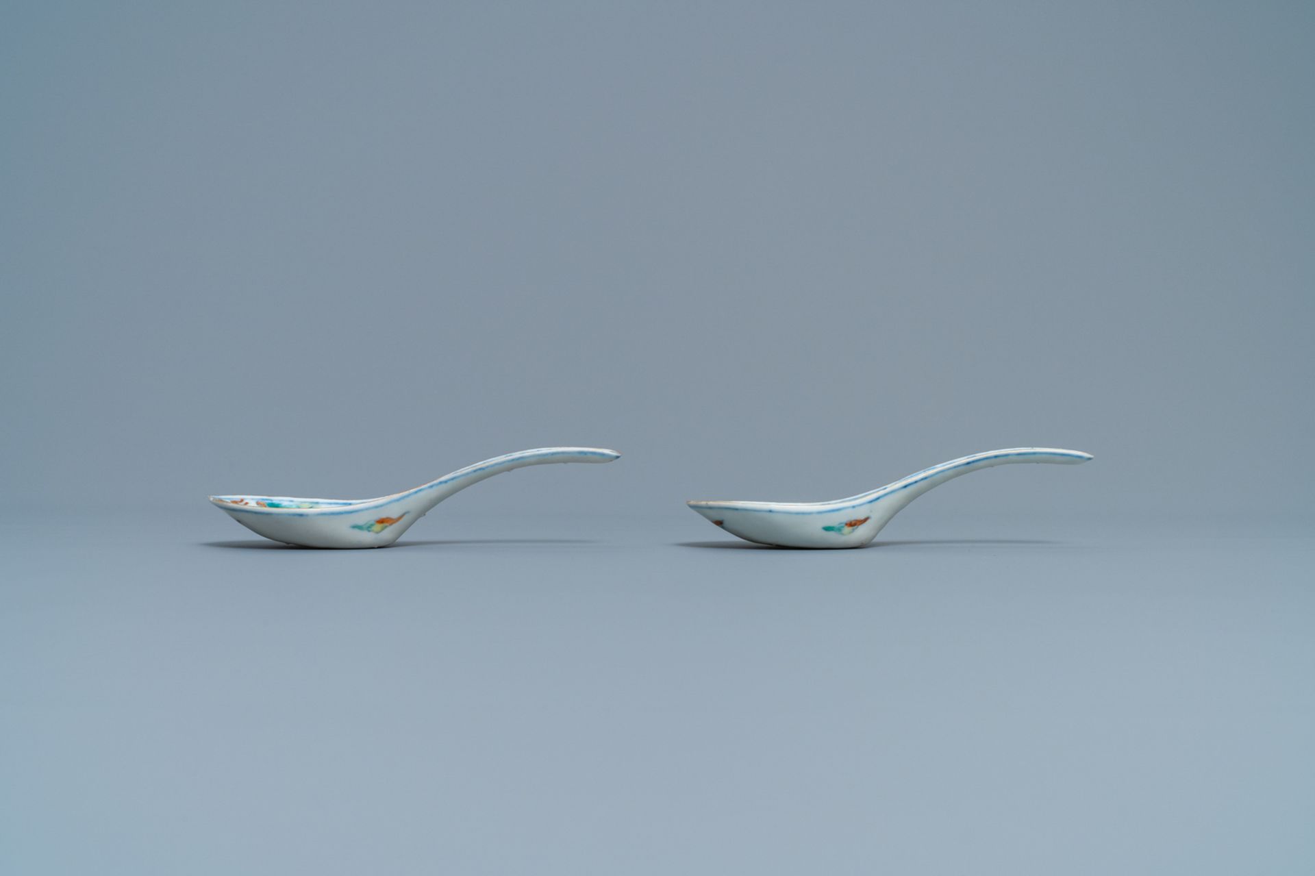 A pair of Chinese doucai 'dragon and phoenix' spoons, Chenghua mark, 19th C. - Image 3 of 6
