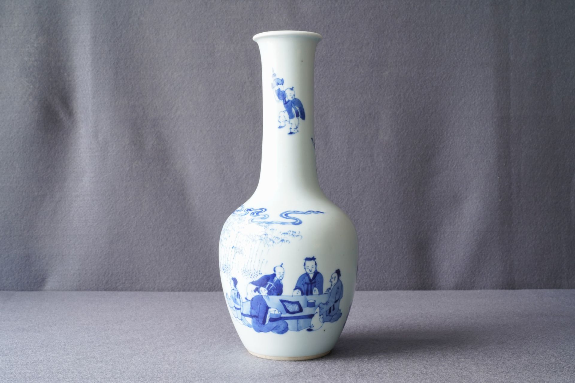 A Chinese blue and white bottle vase with go-players, 19/20th C. - Image 7 of 12