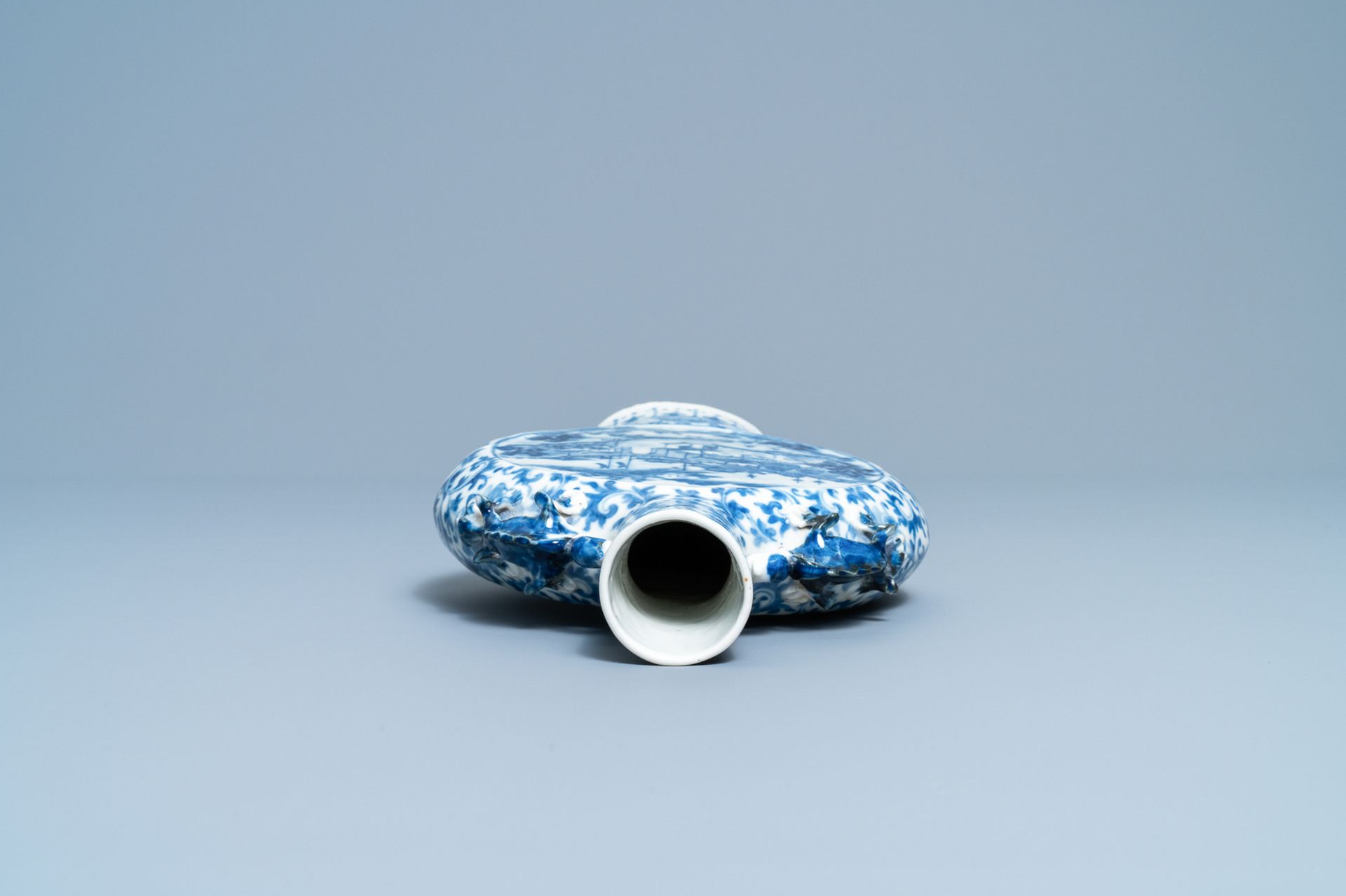 A Chinese blue and white moon flask vase with topographic medallions, 19th C. - Bild 4 aus 5