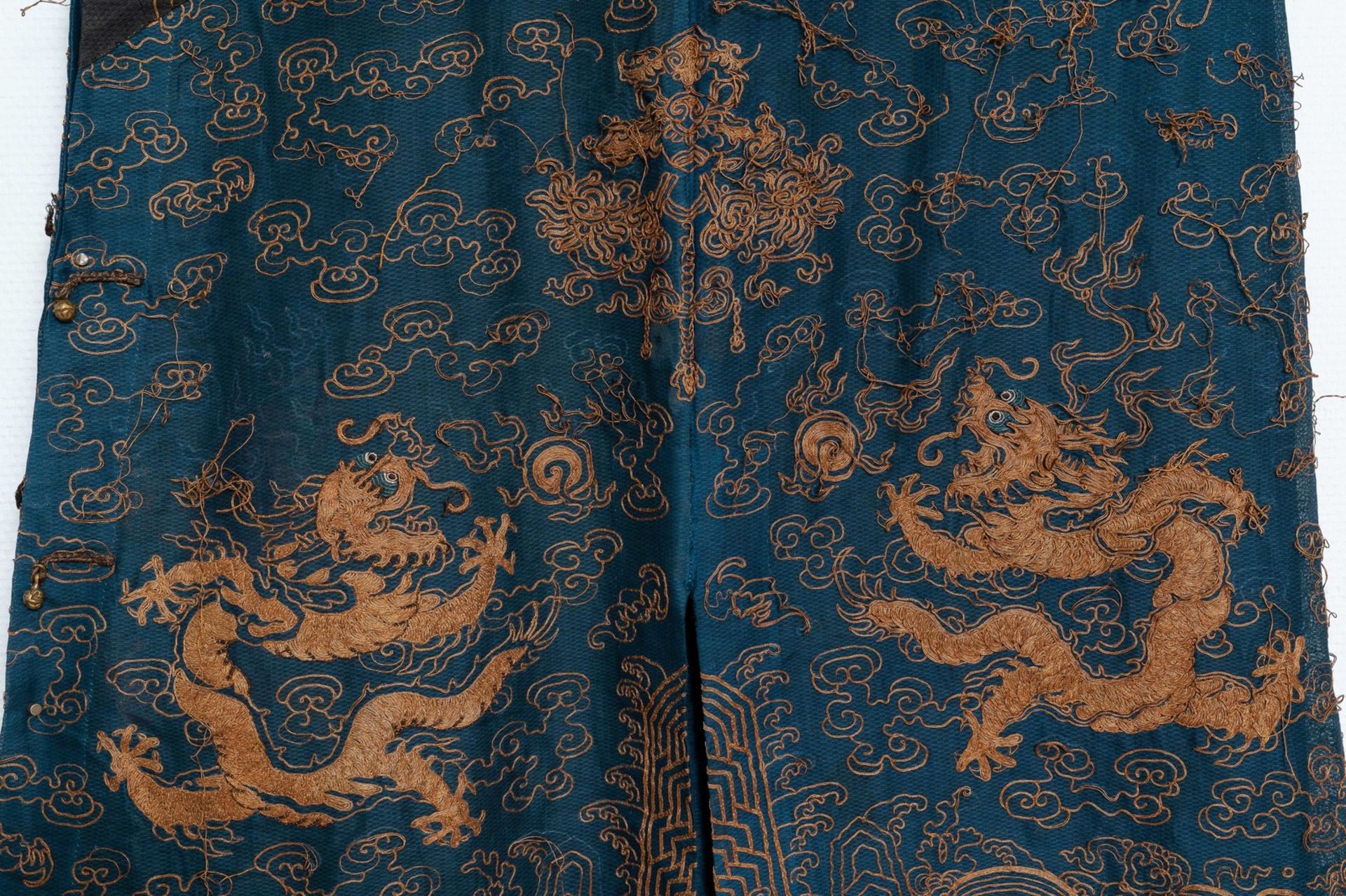 A Chinese gold-thread embroidered summer robe, 19th C. - Bild 13 aus 13