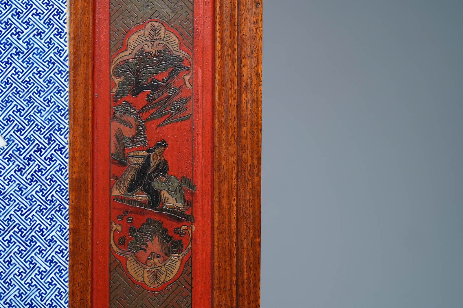 A large Chinese famille rose plaque in a lacquered wooden frame, 19th C. - Image 4 of 5