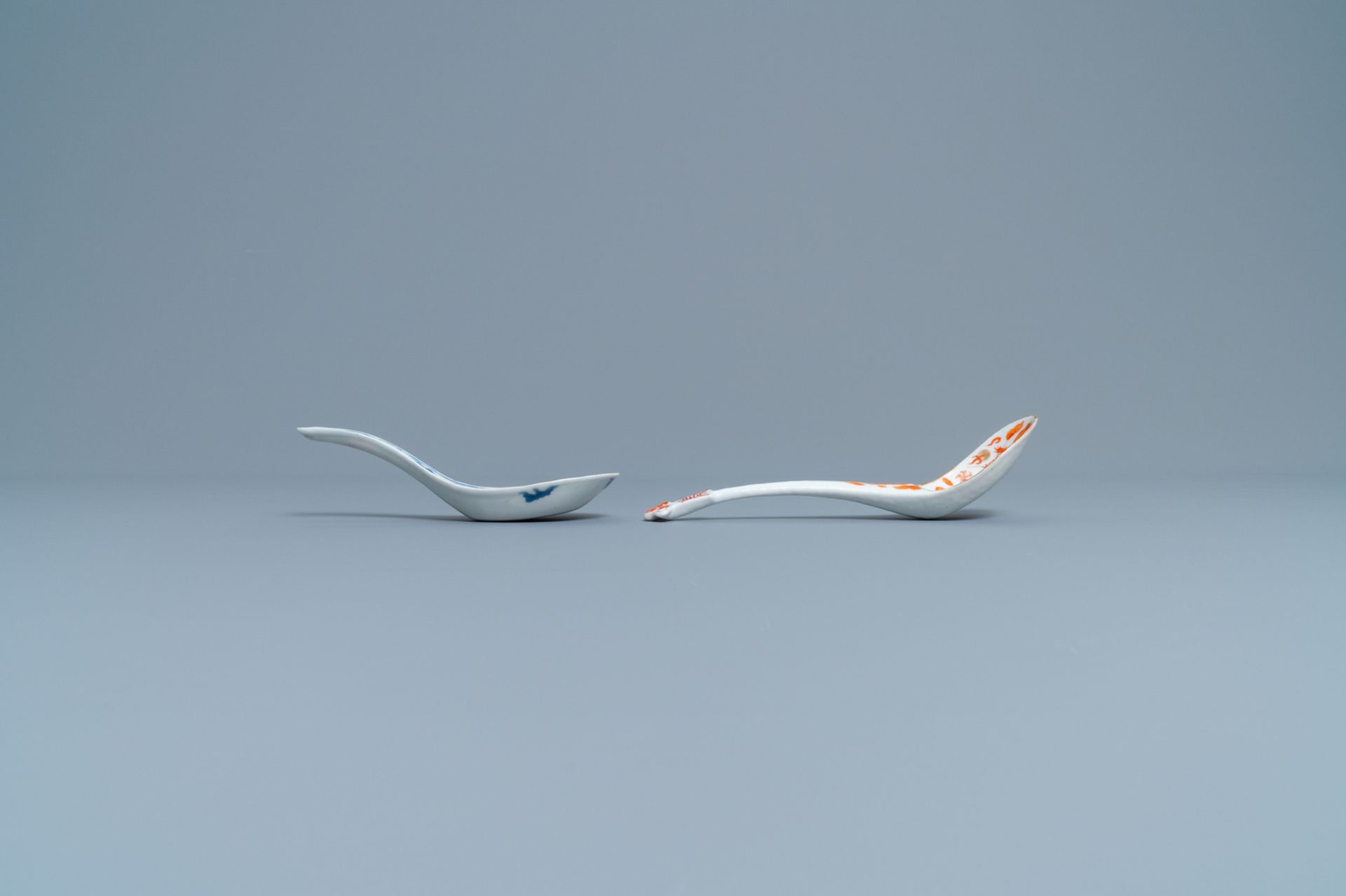 Two Chinese blue and white and iron red spoons with bats and a dragon, 19/20th C. - Image 5 of 5