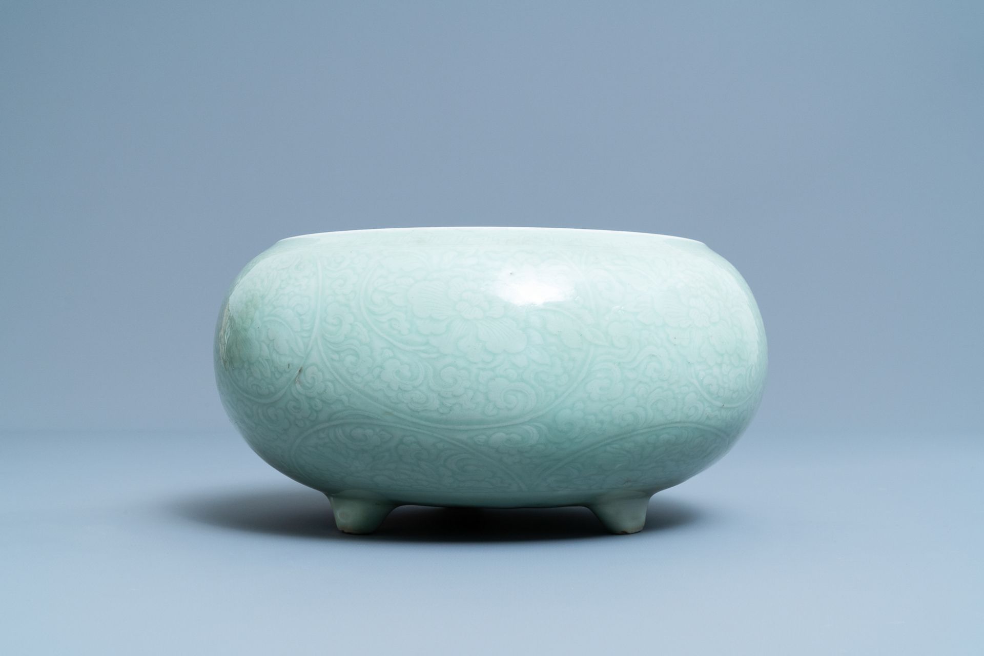 A Chinese celadon-glazed tripod censer with incised underglaze design, Kangxi - Image 5 of 7