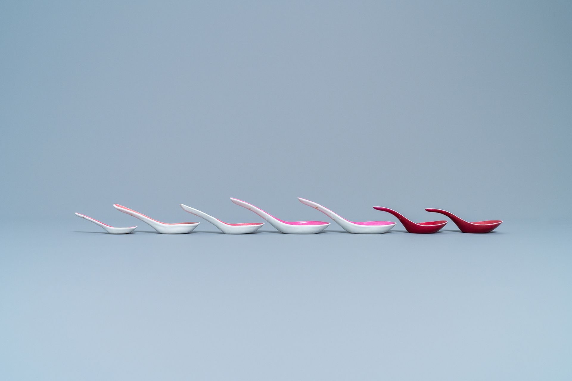Seven Chinese monochrome pink- and ruby-ground spoons, 19/20th C. - Image 5 of 5