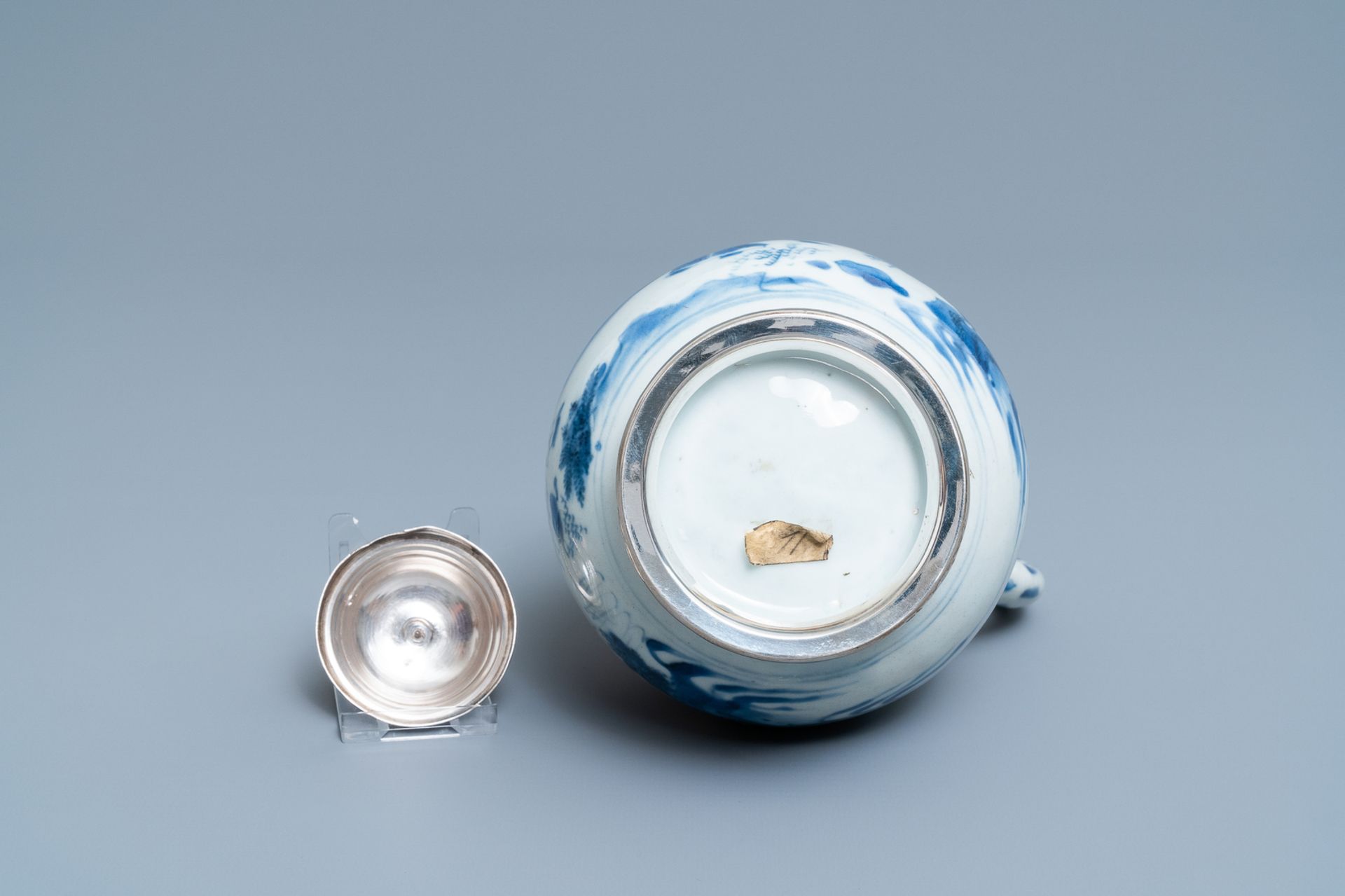 A Chinese blue and white silver-mounted ewer, Transitional period - Image 7 of 7