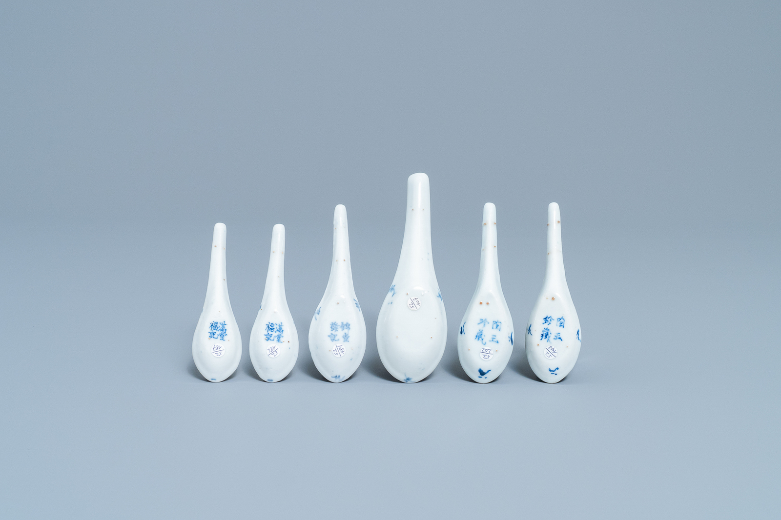 Six Chinese blue and white spoons with Shou-characters and poems, 19/20th C. - Image 3 of 5