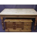 GOOD REPRODUCTION PINE FARMHOUSE KITCHEN TABLE, 77cms H, 152cms L, 92.5cms W and a modern pine