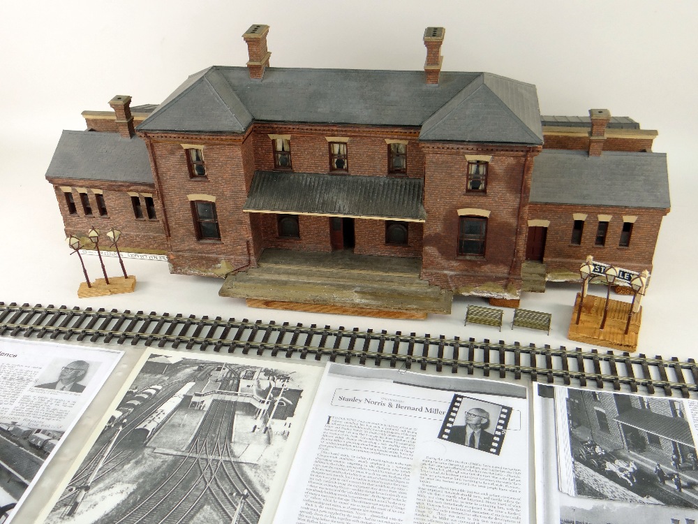 THIS LOT INCLUDES MODELS FROM THE VERY BIRTH OF 'O' GAUGE FINE SCALE RAILWAYS 'STROUDLEY' STATION - Image 15 of 18