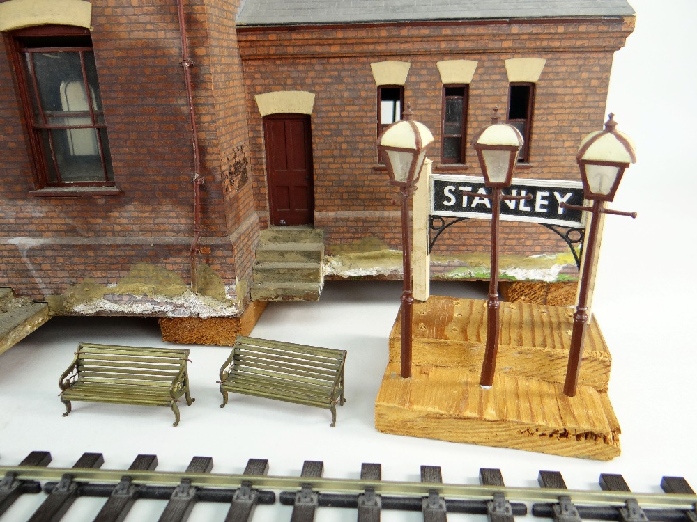 THIS LOT INCLUDES MODELS FROM THE VERY BIRTH OF 'O' GAUGE FINE SCALE RAILWAYS 'STROUDLEY' STATION - Image 3 of 18