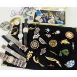 ASSORTED FASHION WRIST WATCHES, costume jewellery pendants, and brooches