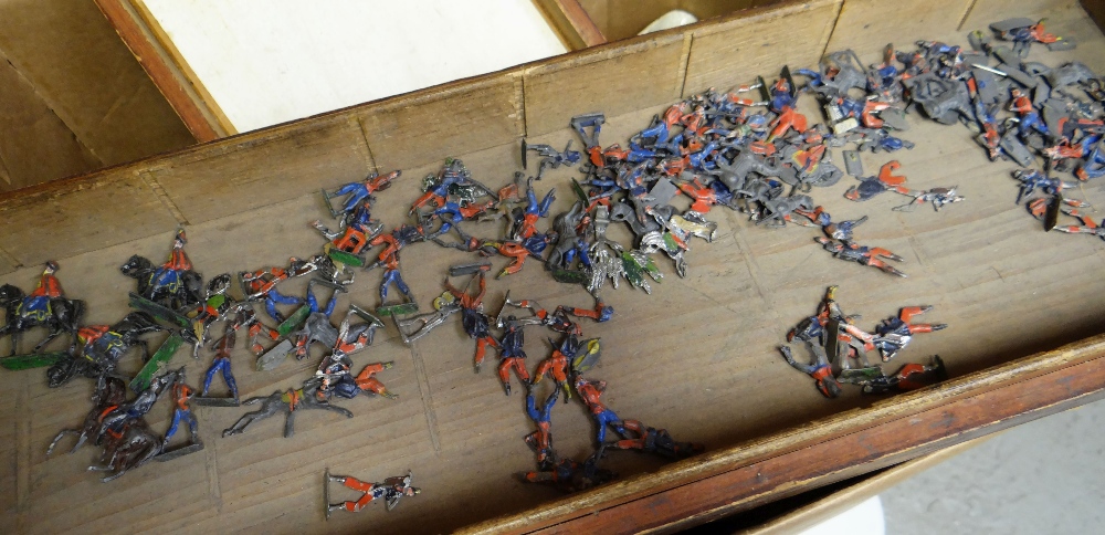 WOODEN CASE WITH COLLECTION OF SMALL VINTAGE LEAD SOLDIERS