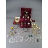 VICTORIAN, VINTAGE & LATER JEWELLERY including yellow metal brooches, four various cameos, a