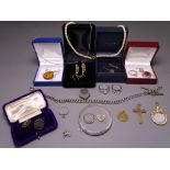QUANTITY OF STERLING SILVER & YELLOW METAL JEWELLERY including an amber pendant, a child's half
