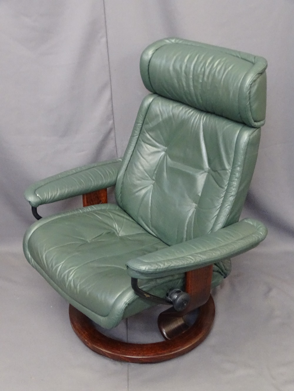 'STRESSLESS' SWIVEL ARMCHAIR by Ekornes, Norway, modern green leather effect, open armed with swivel - Image 2 of 2