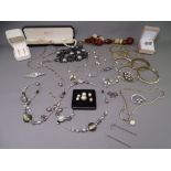 QUALITY VINTAGE & MODERN SILVER & OTHER JEWELLERY including a cultured pearl and diamante floral