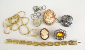 ASSORTED JEWELLERY to include 9ct gold set cameo brooch, 9ct gold signet ring, gold plated chunky