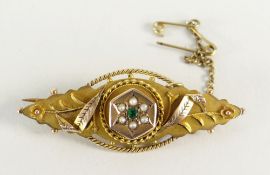 9CT YELLOW GOLD BAR BROOCH OF FLORAL & FOLIATE DESIGN, with seed pearl and emerald cluster centre,