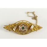 9CT YELLOW GOLD BAR BROOCH OF FLORAL & FOLIATE DESIGN, with seed pearl and emerald cluster centre,