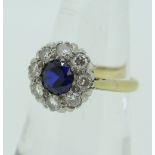 18CT YELLOW GOLD PLATINUM DIAMOND & SAPPHIRE CLUSTER RING, 4.1grams