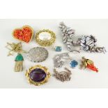 PARCEL OF ASSORTED JEWELLERY to include coral heart-shaped brooch and similar bar brooch, beads,
