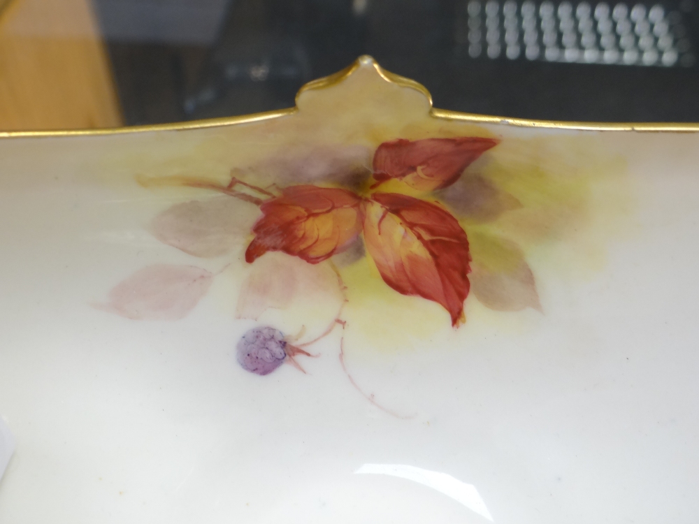 ROYAL WORCESTER TWIN HANDLED PEDESTAL CENTREPIECE hand painted with Autumnal berries and foliage - Image 11 of 14