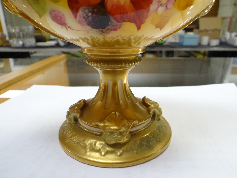 ROYAL WORCESTER TWIN HANDLED PEDESTAL CENTREPIECE hand painted with Autumnal berries and foliage - Image 4 of 14