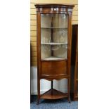 EDWARDIAN MAHOGANY & BOXWOOD STRUNG STANDING SERPENTINE CORNER CABINET, 67 x 41 x 175cms