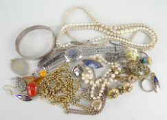 PARCEL OF ASSORTED JEWELLERY to include various cultured pearls, heart shaped yellow metal locket on