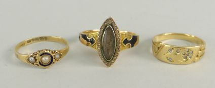 15CT YELLOW GOLD PEARL & ENAMEL MOURNING RING, together with two yellow metal rings, 7.8gms overall