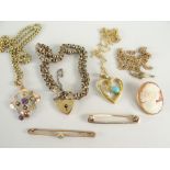 ASSORTED JEWELLERY to include heart shaped padlock chain, yellow metal amethyst pendant on chain,