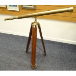 A LATE 20th CENTURY ROSS OF LONDON BRASS TELESCOPE on adjustable hardwood and brass s