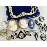 ASSORTED JEWELLERY to include cameo brooches, Adams jasperware brooch, three vintage buttons, a