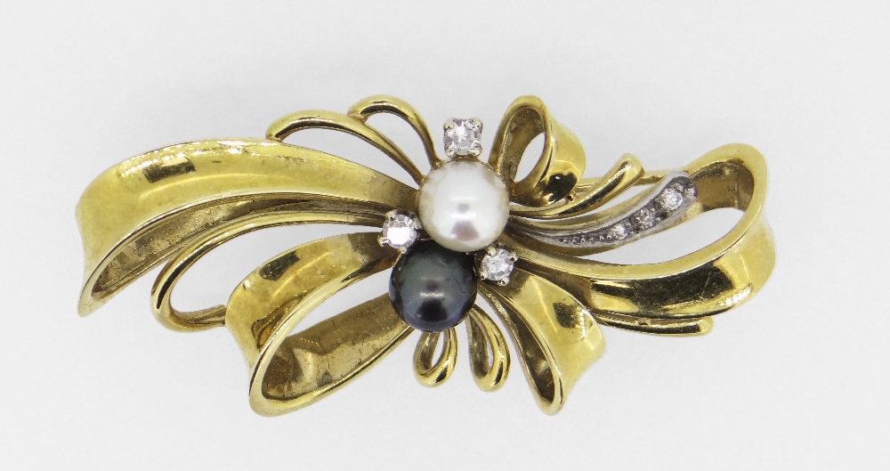 14CT (585) YELLOW GOLD BOW DESIGN BROOCH having twin pearl centre (one black and one white)