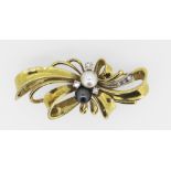 14CT (585) YELLOW GOLD BOW DESIGN BROOCH having twin pearl centre (one black and one white)