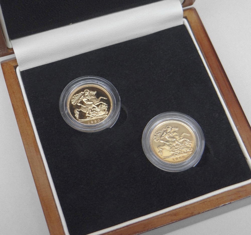 THE QUEEN ELIZABETH II FIRST HALF SOVEREIGNS PAIR DATED 1980 AND 1982. In presentation box with