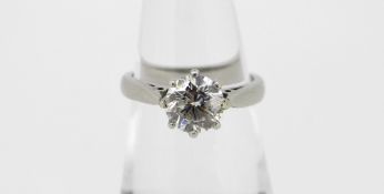 PLATINUM SET DIAMOND SOLITAIRE RING the modern round cut brilliant diamond measuring 1.0cts approx.,