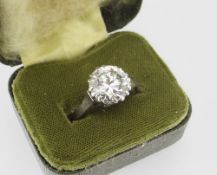 PLATINUM DIAMOND SOLITAIRE DRESS RING HAVING PIERCED RHOMBUS AND CLAW DESIGN SETTING, 3.8cts