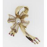 18CT (750) YELLOW GOLD BOW DESIGN BROOCH set with central diamond (0.15cts approximately) and six