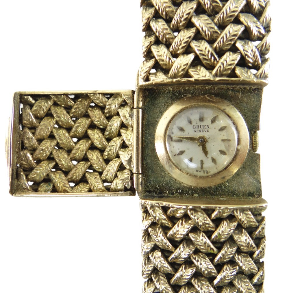 LADIES 9CT YELLOW GOLD GRUEN OF GENEVE WRISTWATCH, the circular dial behind a hinging escapement