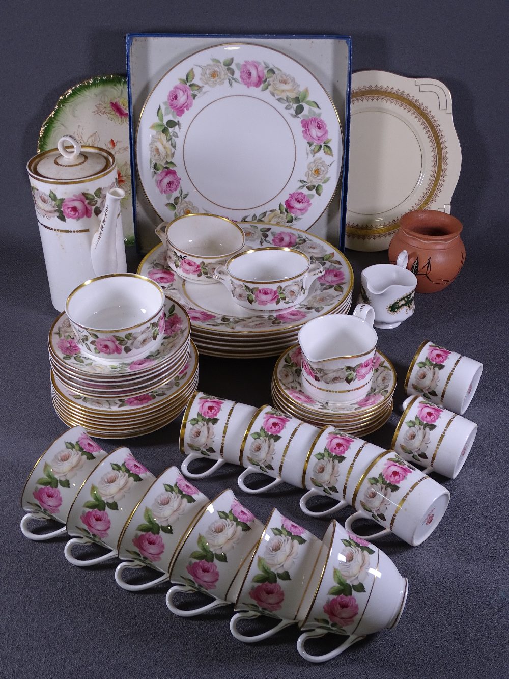 ROYAL WORCESTER ROYAL GARDEN DINNER, COFFEE & TEAWARE, a quantity